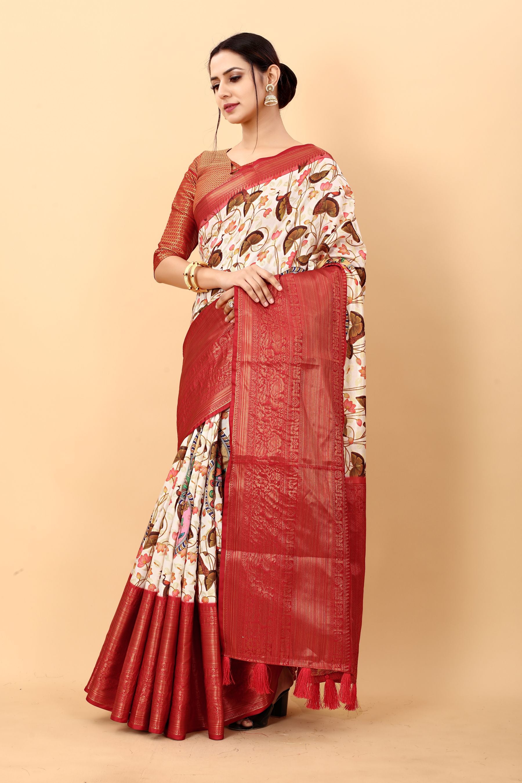 Magnetic Beige Kalamkari Printed Saree With Redolent Blouse Piece