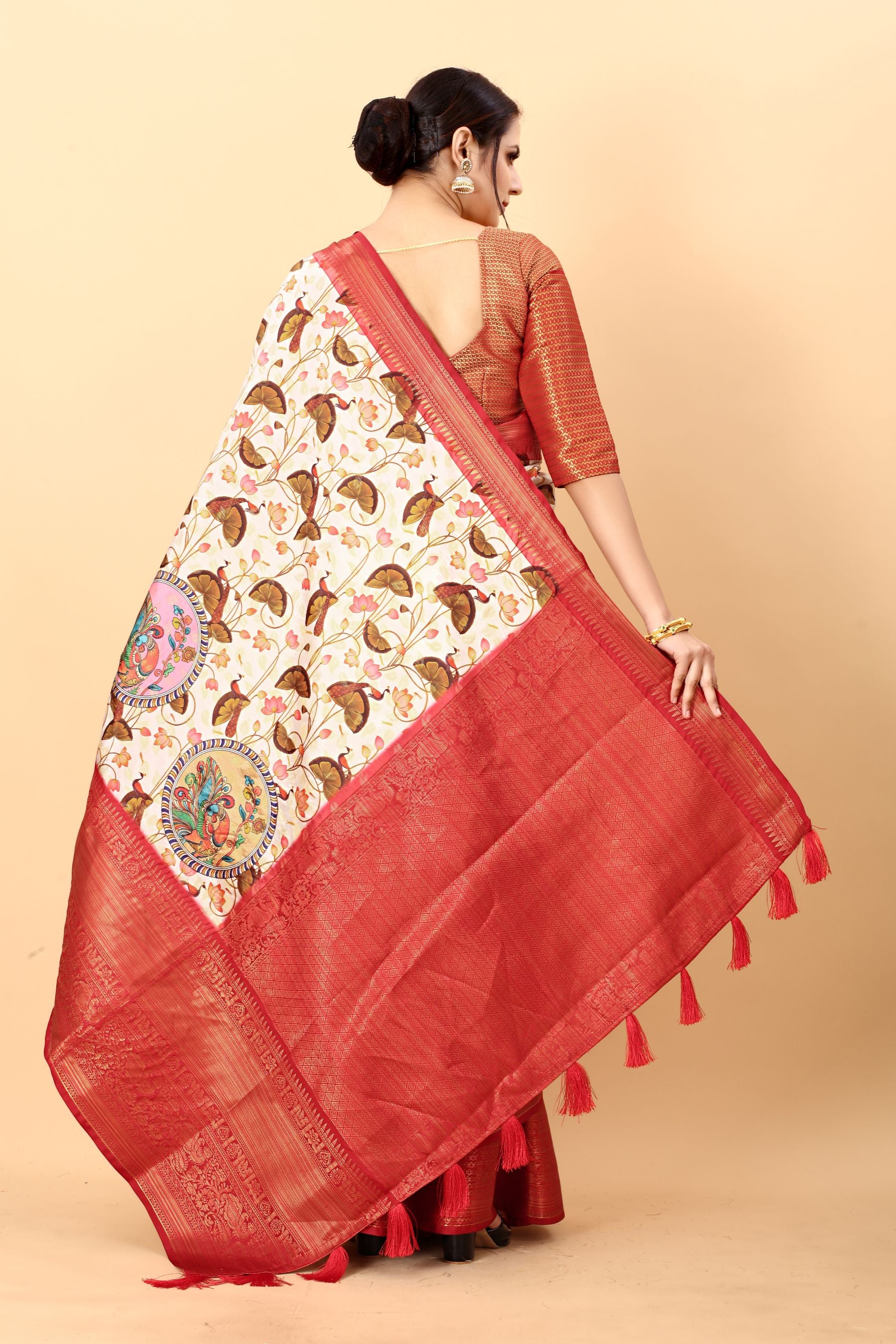 Magnetic Beige Kalamkari Printed Saree With Redolent Blouse Piece