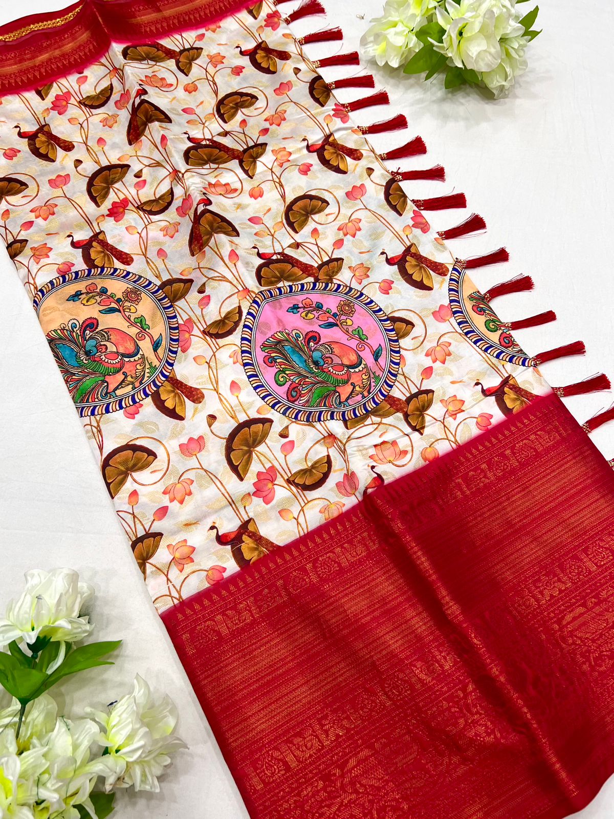 Magnetic Beige Kalamkari Printed Saree With Redolent Blouse Piece