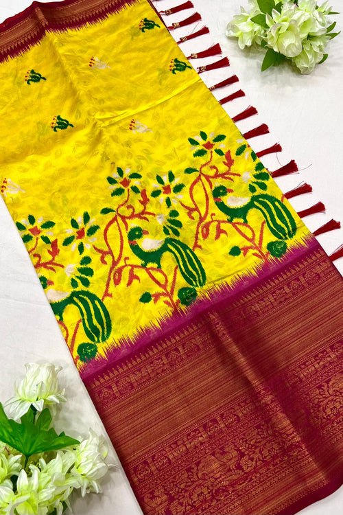 Load image into Gallery viewer, Majesty Yellow Kalamkari Printed Saree With Entrancing Blouse Piece
