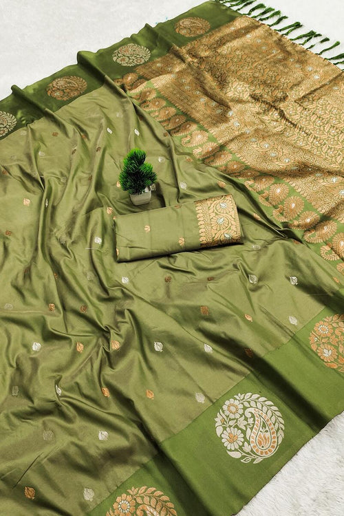 Load image into Gallery viewer, Vivacious Green Soft Banarasi Silk Saree With Inspiring Blouse Piece
