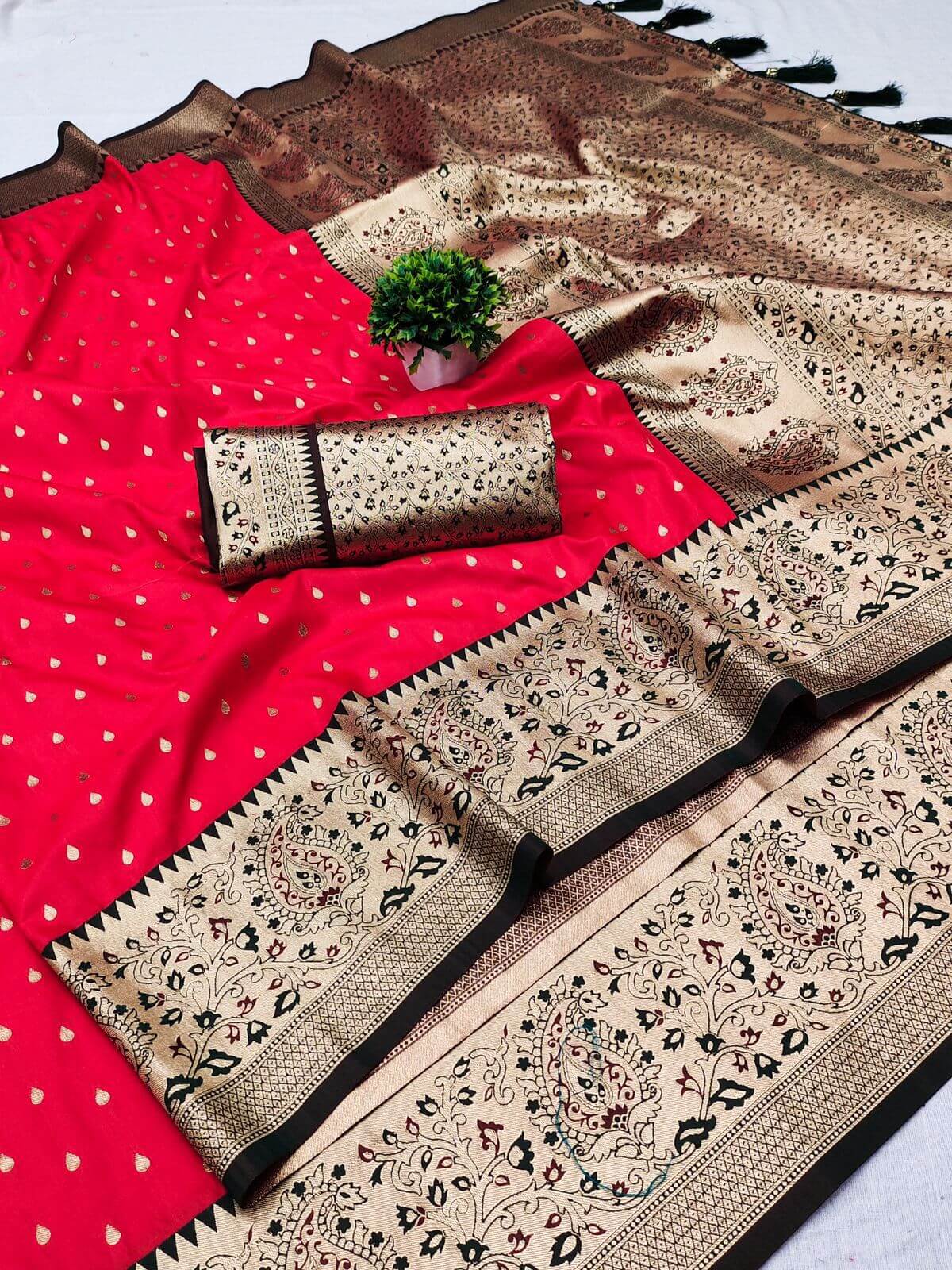 Scrumptious Red Soft Banarasi Silk Saree With Arresting Blouse Piece