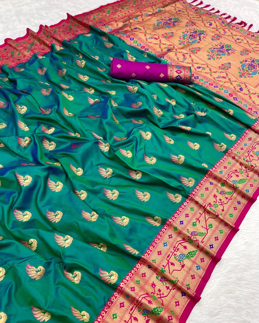 Denouement Rama Paithani Silk Saree With Confounding Blouse Piece