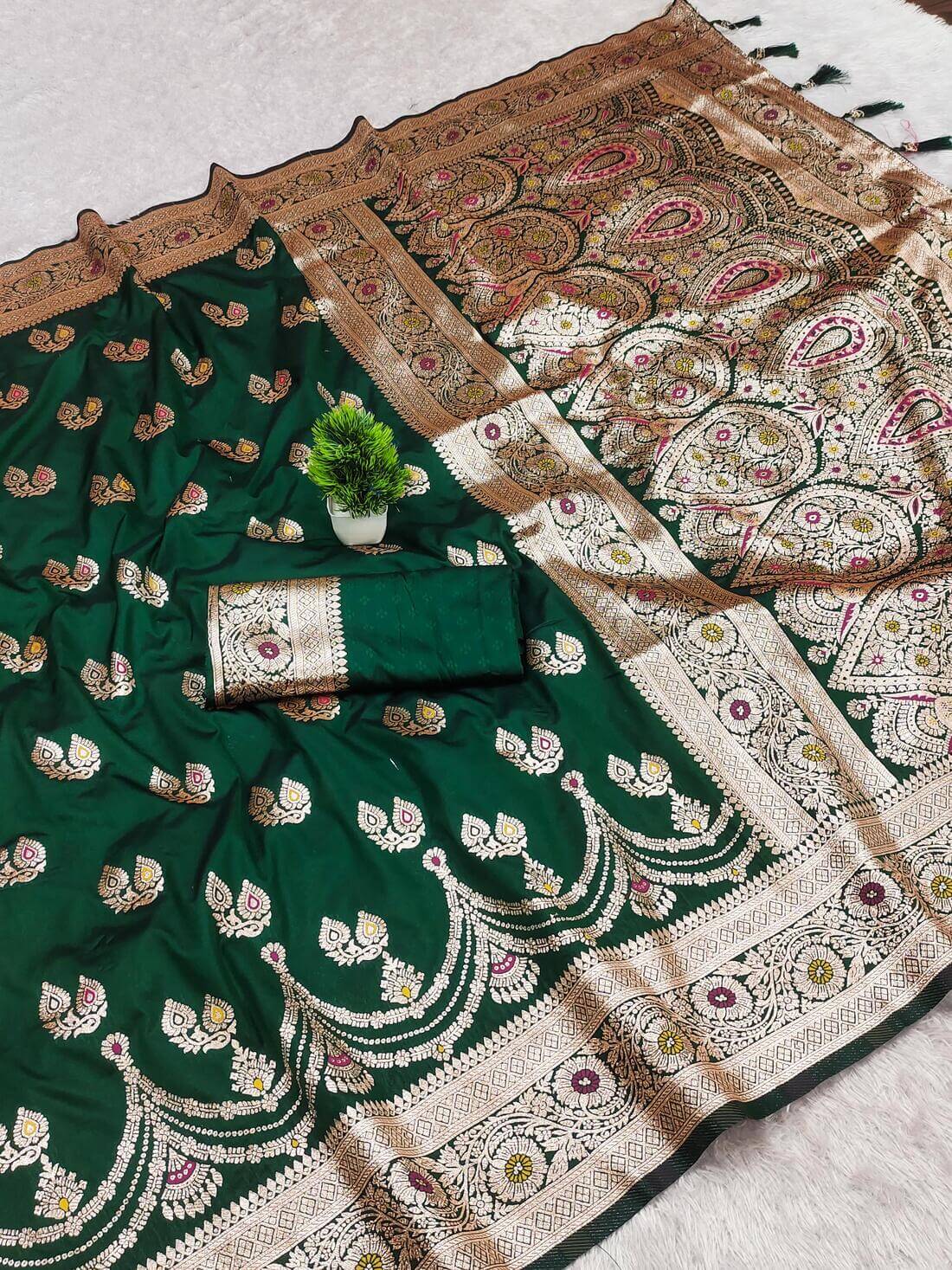 Classy Dark Green Soft Banarasi Silk Saree With Fragrant Blouse Piece
