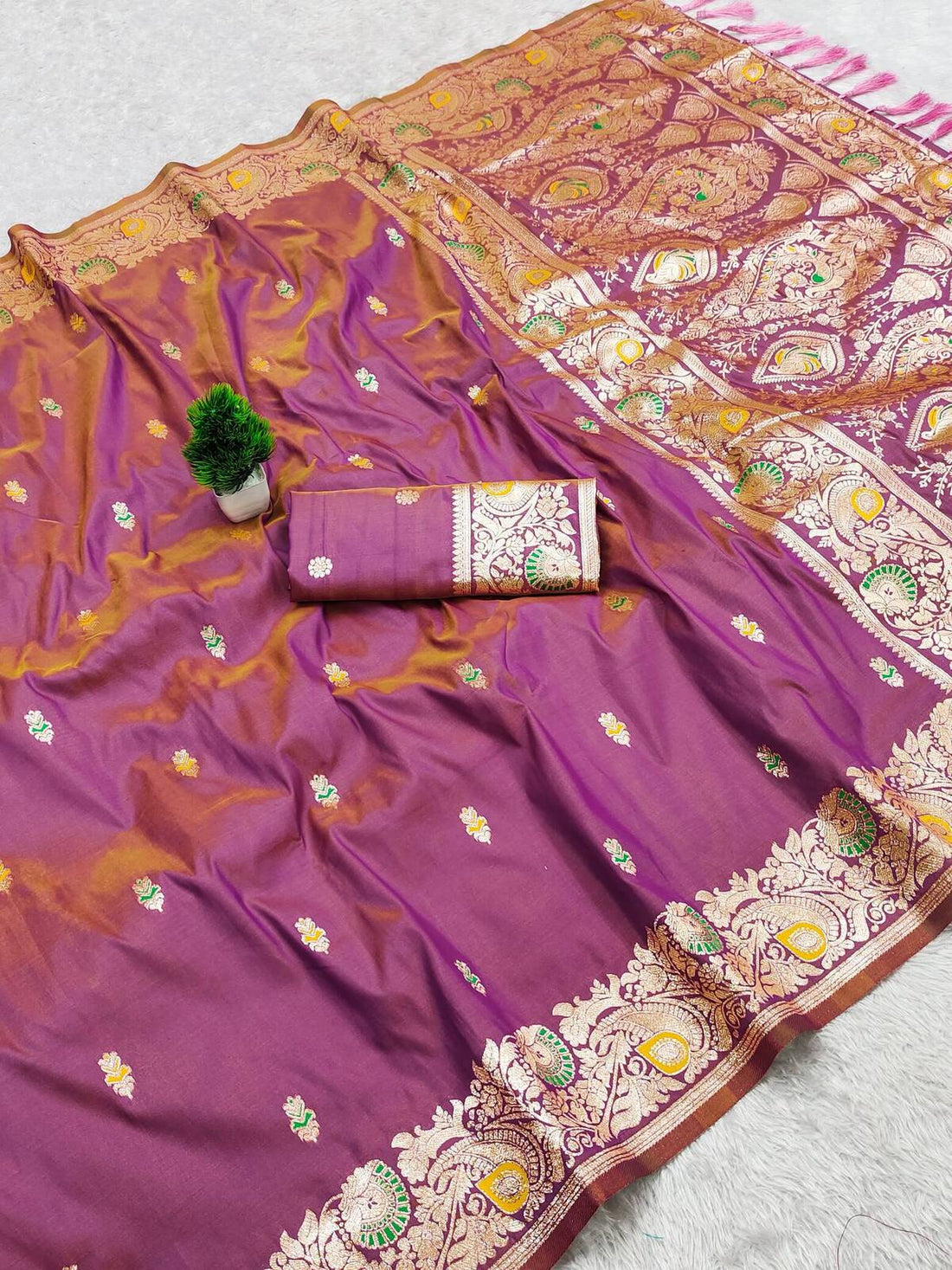 Adorable Lavender Pure Banarasi Silk Saree With Flattering Blouse Piece