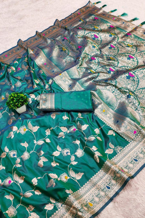 Load image into Gallery viewer, Luxuriant Rama Soft Banarasi Silk Saree With Elaborate Blouse Piece
