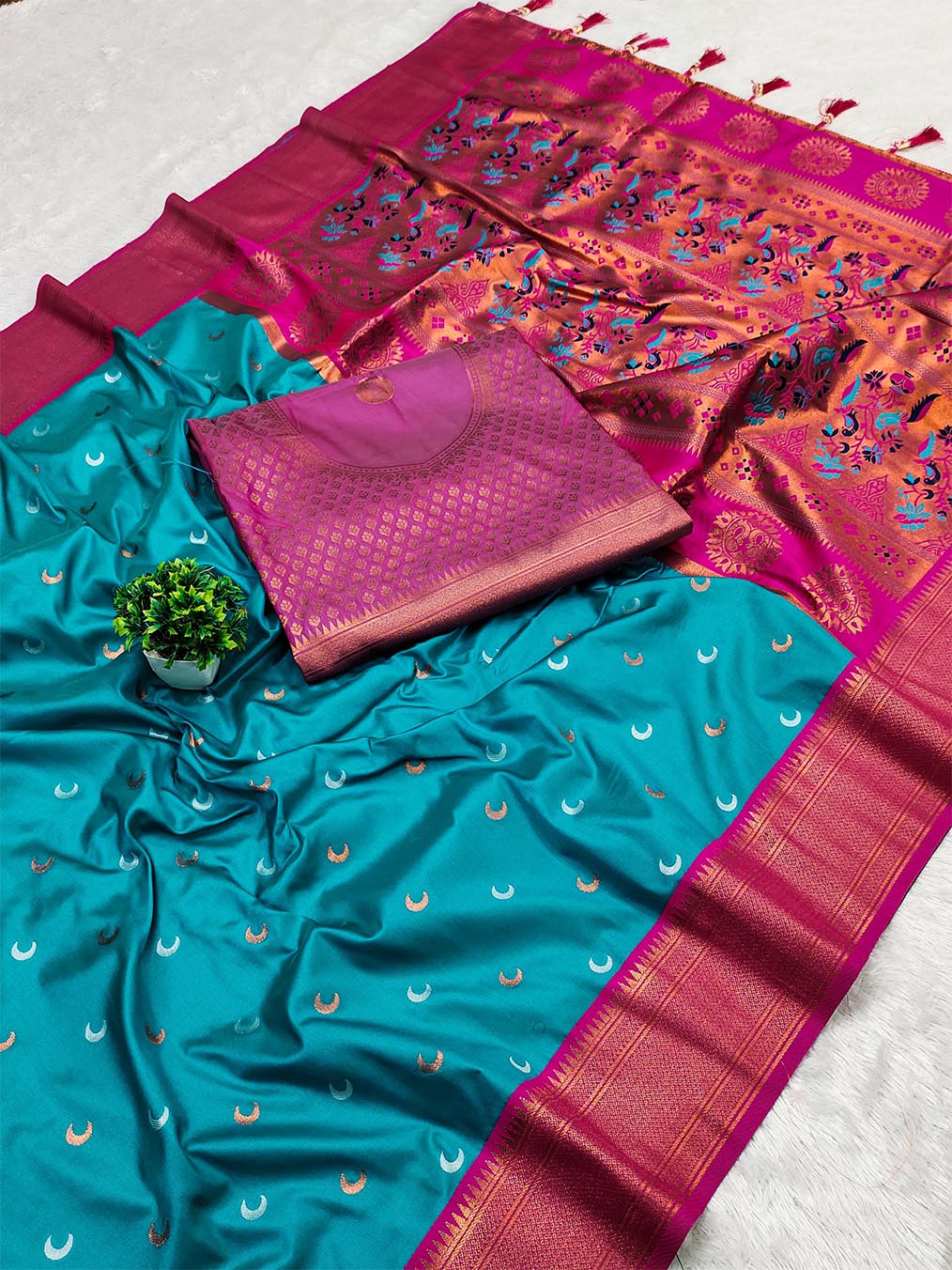 Staring Firozi Paithani Silk Saree With Beautiful Blouse Piece