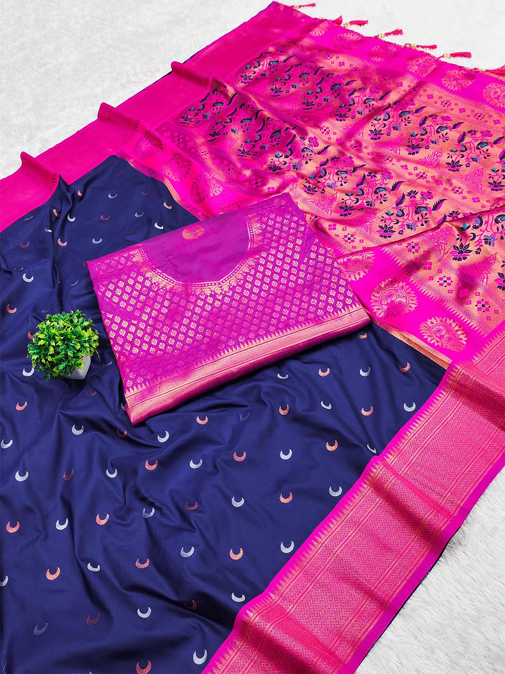 Mesmeric Navy Blue Paithani Silk Saree With Inspiring Blouse Piece