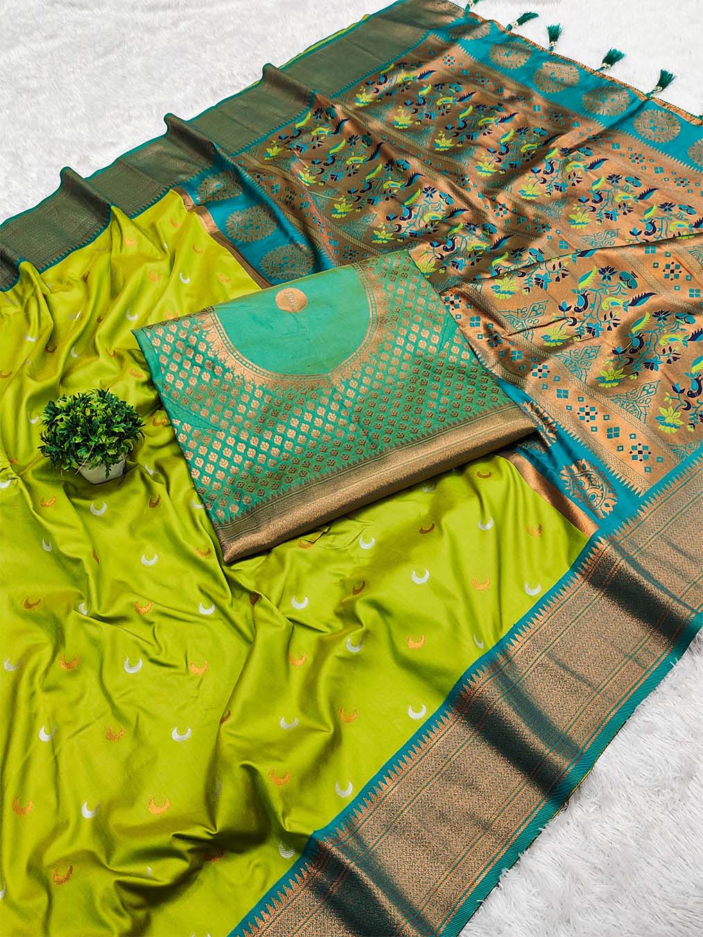 Exquisite Parrot Paithani Silk Saree With Ailurophile Blouse Piece