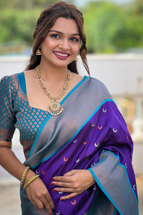 Load image into Gallery viewer, Scrumptious Royal Blue Paithani Silk Saree With Magnificat Blouse Piece
