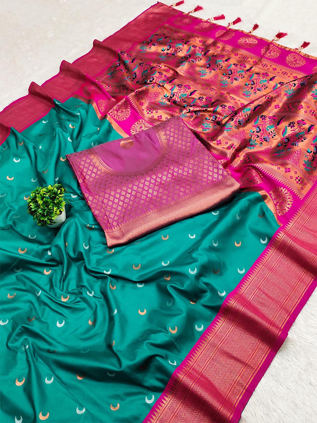 Resonant Sea Green Paithani Silk Saree With Ravishing Blouse Piece