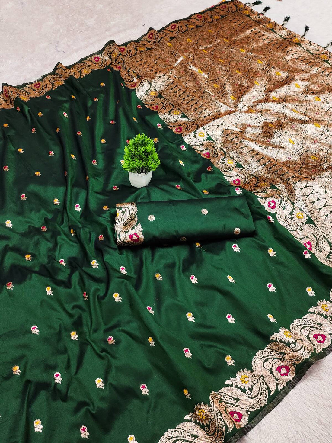Felicitous Dark Green Pure Banarasi Silk Saree With Moiety Blouse Piece