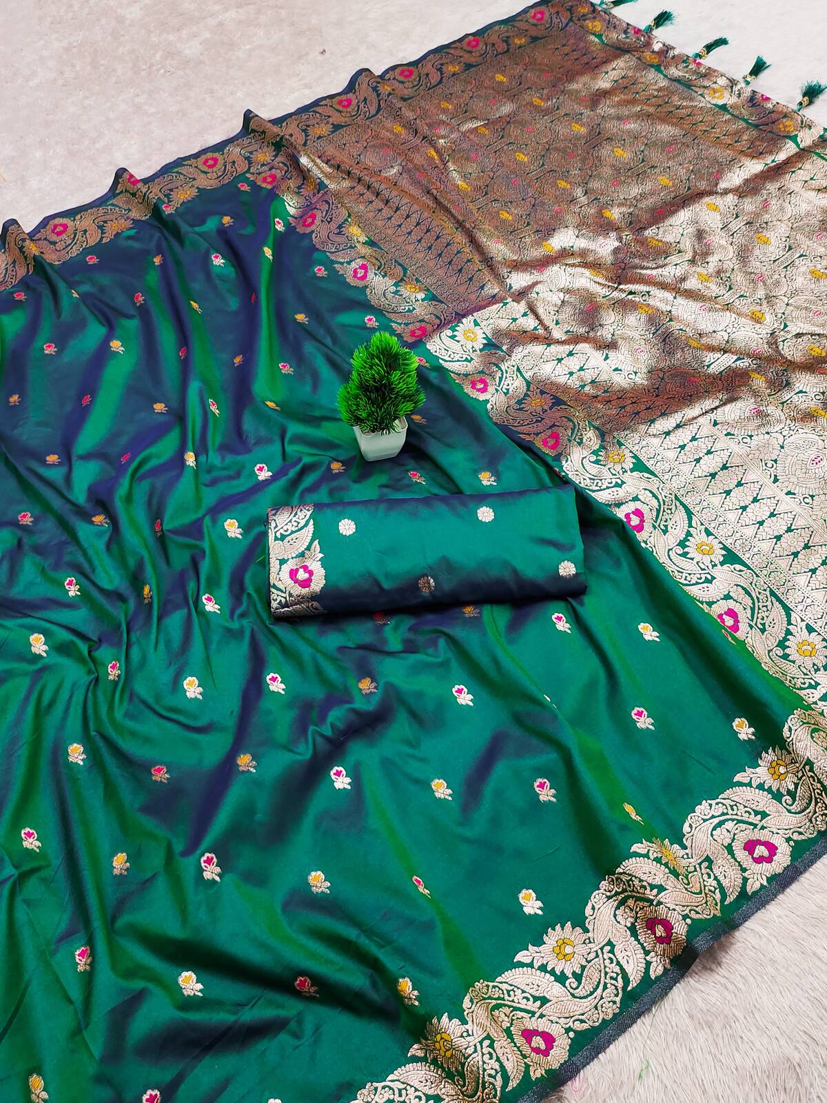 Breathtaking Rama Pure Banarasi Silk Saree With Resplendent Blouse Piece