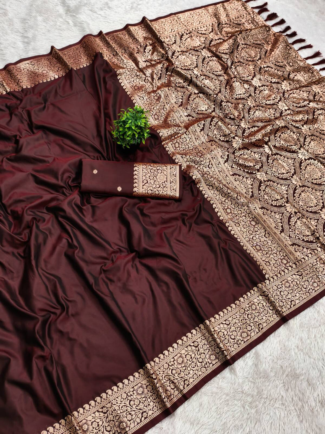 Eloquence Brown Pure Banarasi Silk Saree With Winsome Blouse Piece