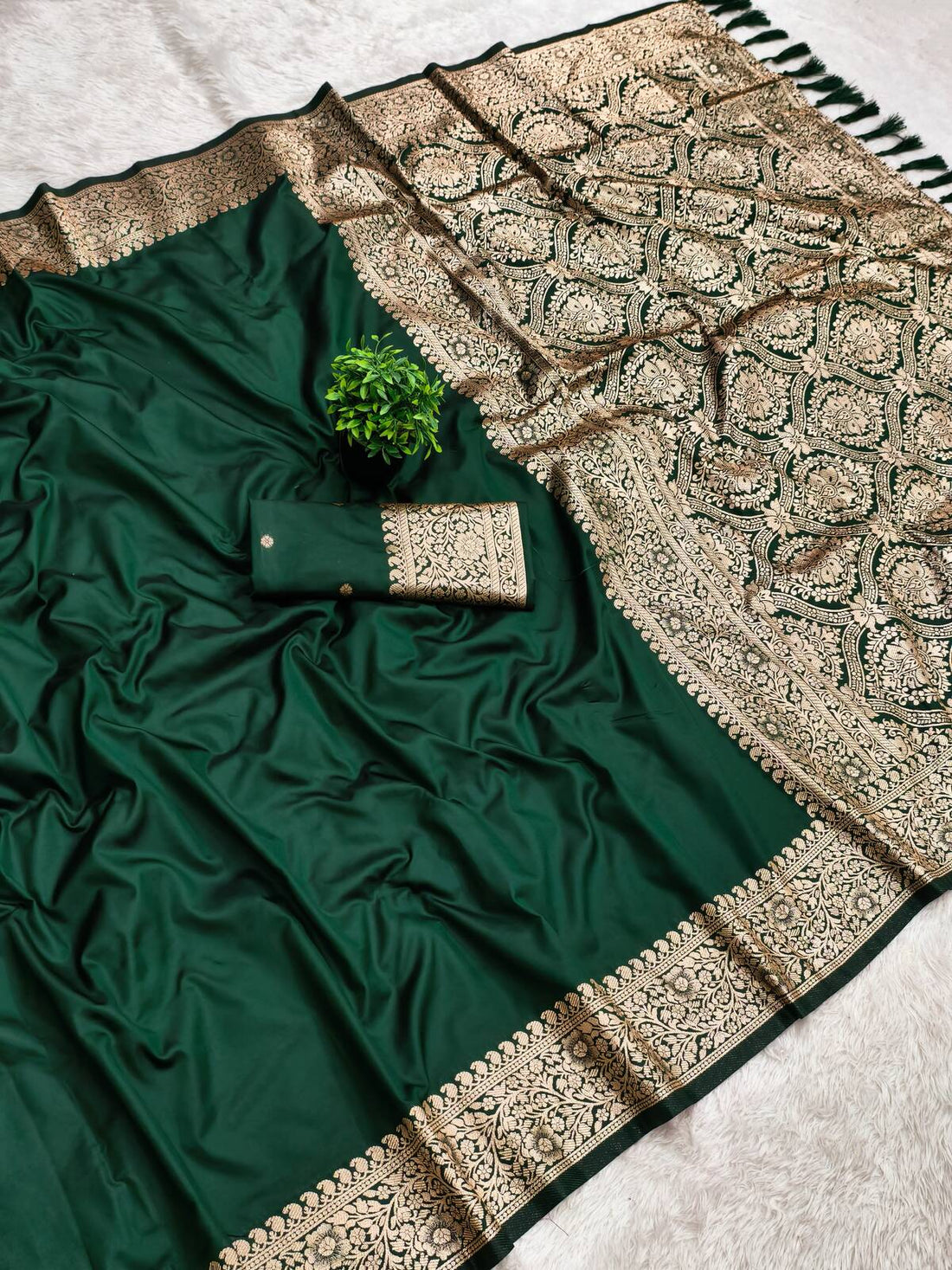 Impressive Dark Green Pure Banarasi Silk Saree With Ratatouille Blouse Piece