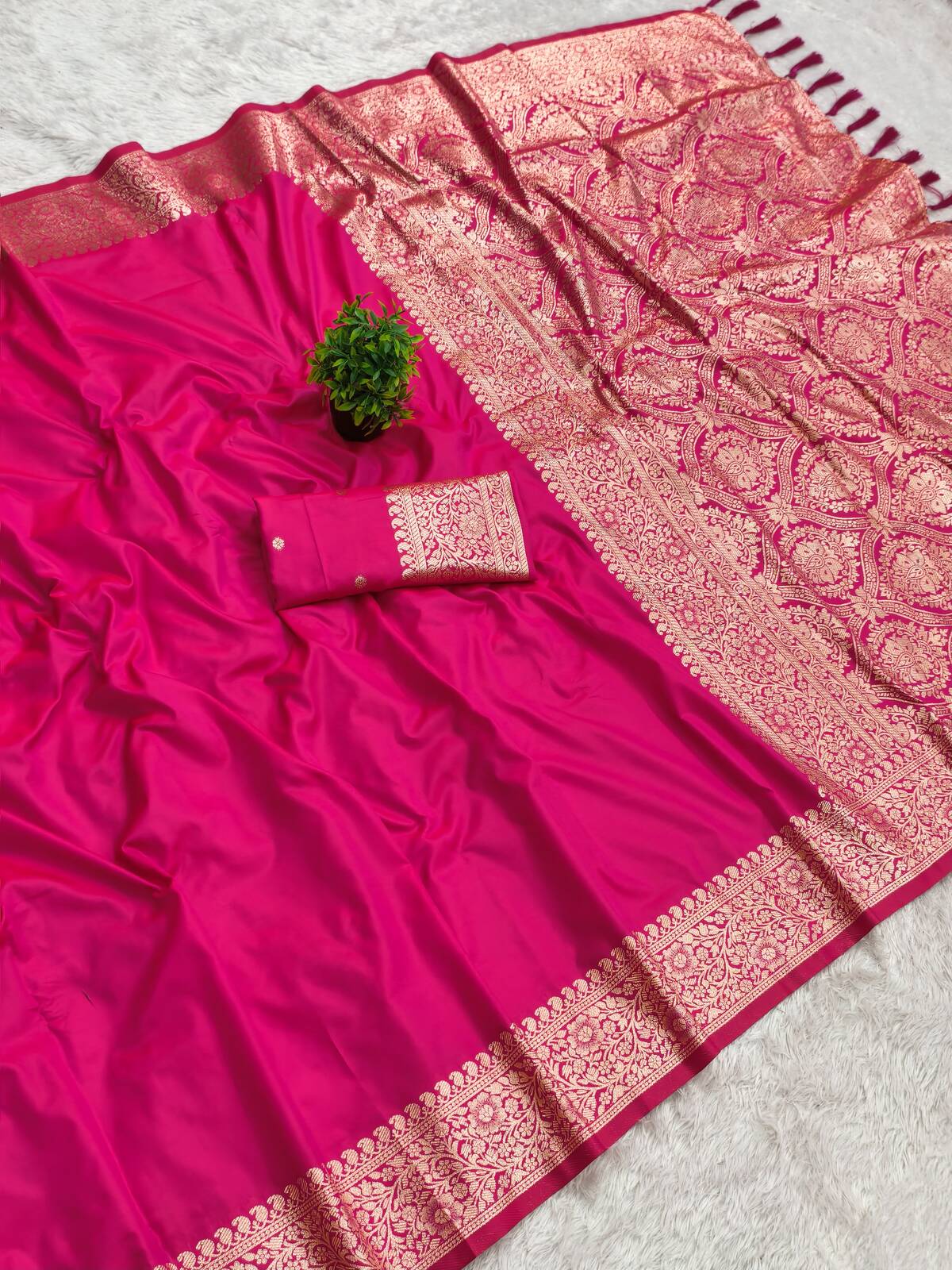 Outstanding Dark Pink Pure Banarasi Silk Saree With Nectarous Blouse Piece