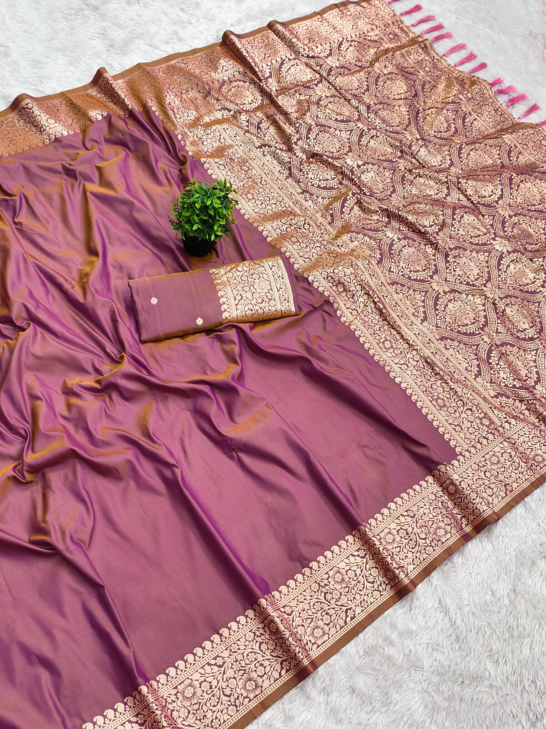 Designer Lavender Pure Banarasi Silk Saree With Imbrication Blouse Piece