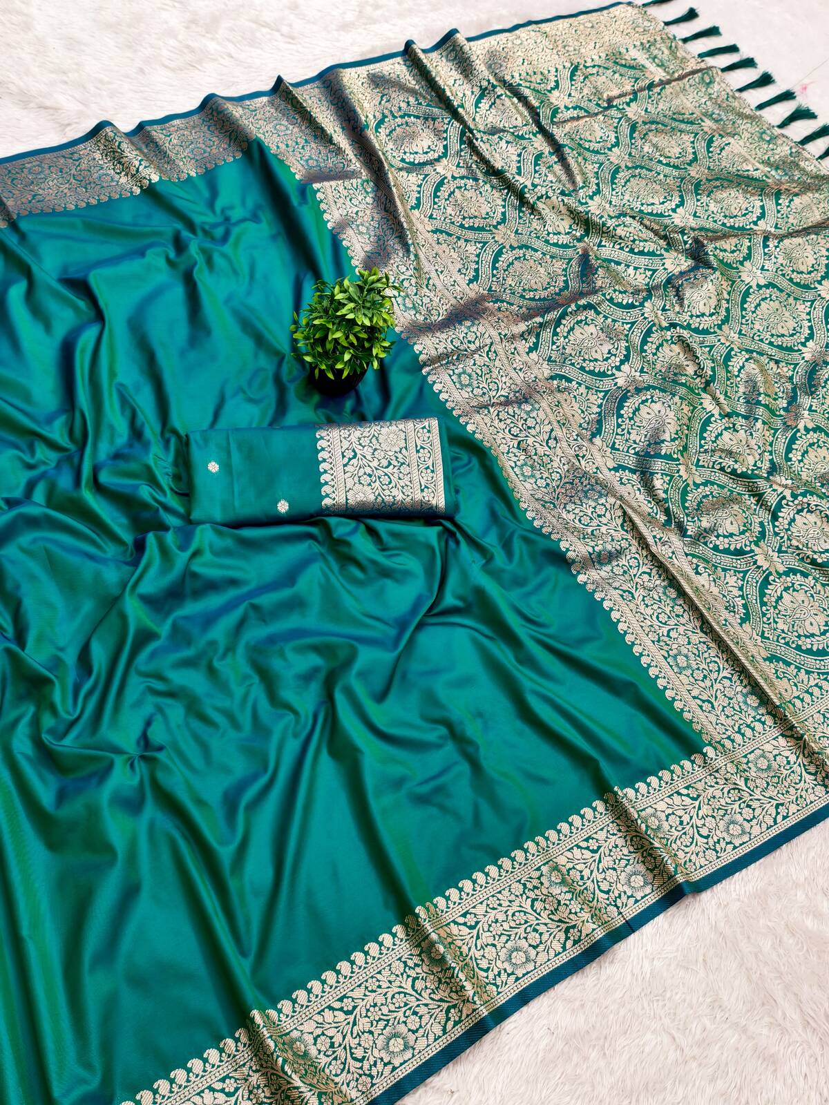 Pleasant Rama Pure Banarasi Silk Saree With Whimsical Blouse Piece