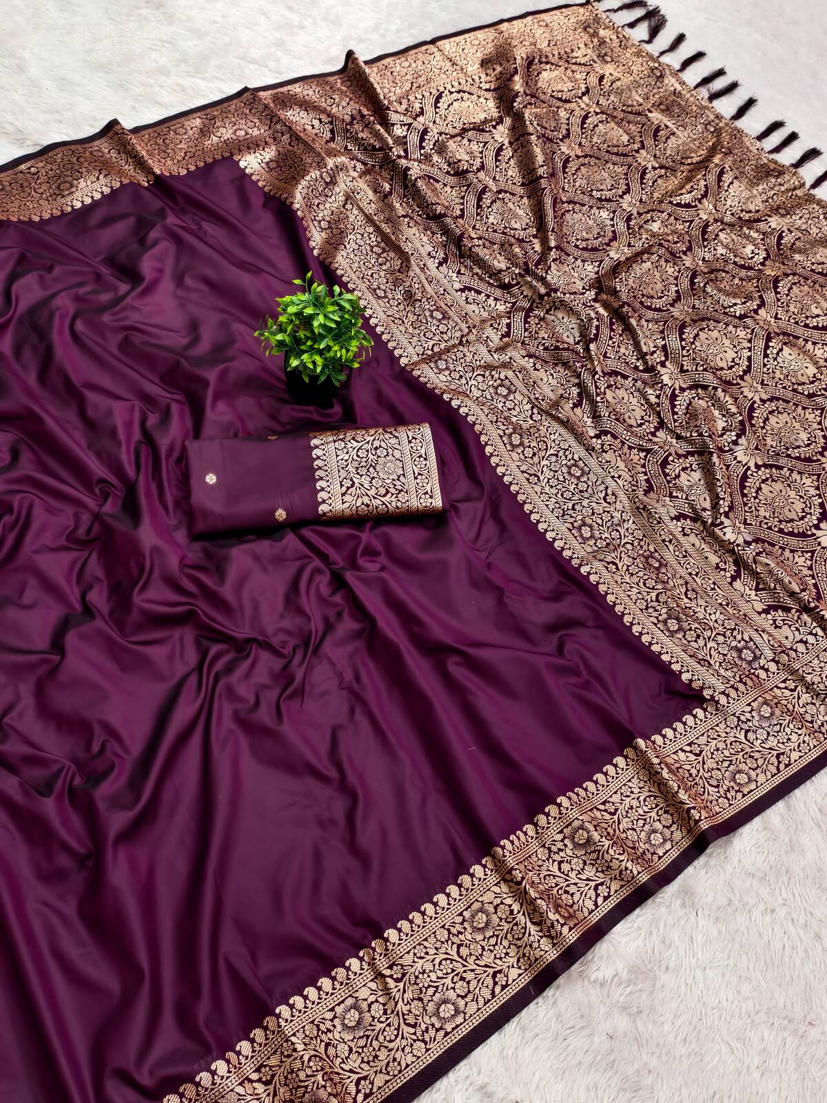 Splendorous Wine Pure Banarasi Silk Saree With Desultory Blouse Piece