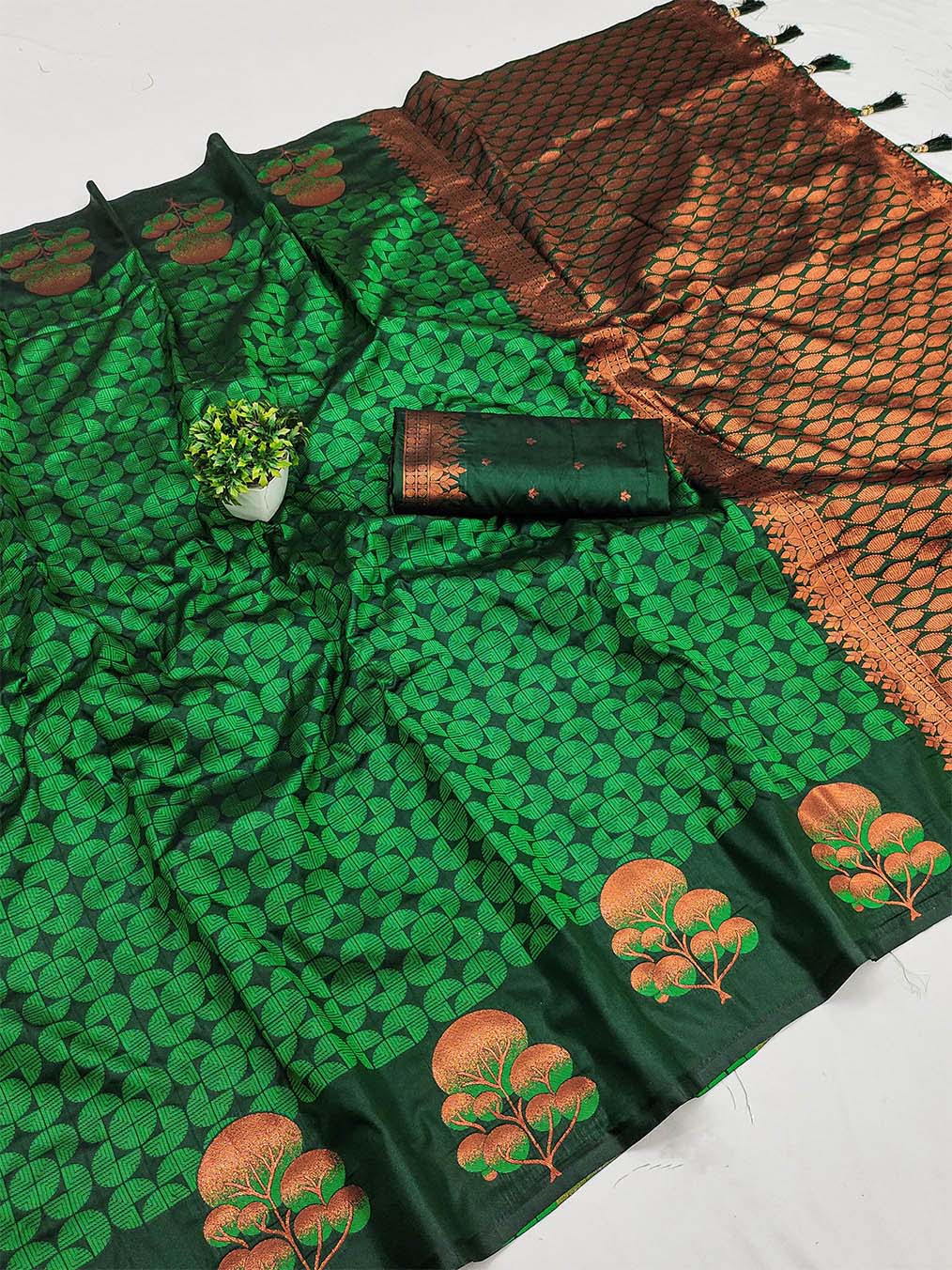 Exquisite Dark Green Soft Banarasi Silk Saree With Snappy Blouse Piece