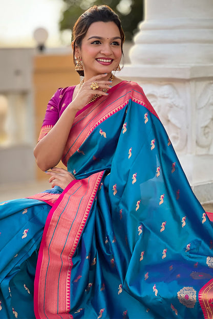 Beleaguer Rama Paithani Silk Saree With Conflate Blouse Piece