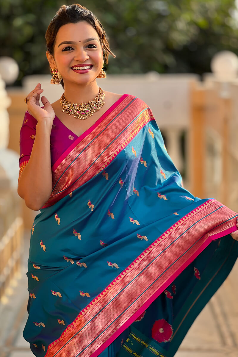 Beleaguer Rama Paithani Silk Saree With Conflate Blouse Piece