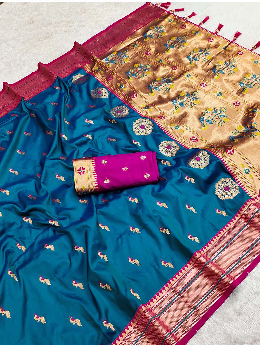 Beleaguer Rama Paithani Silk Saree With Conflate Blouse Piece