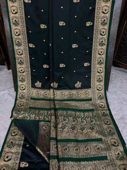 Evanescent Dark Green Pure Zari Weaving Banarasi Silk Saree With Flaunt Blouse Piece