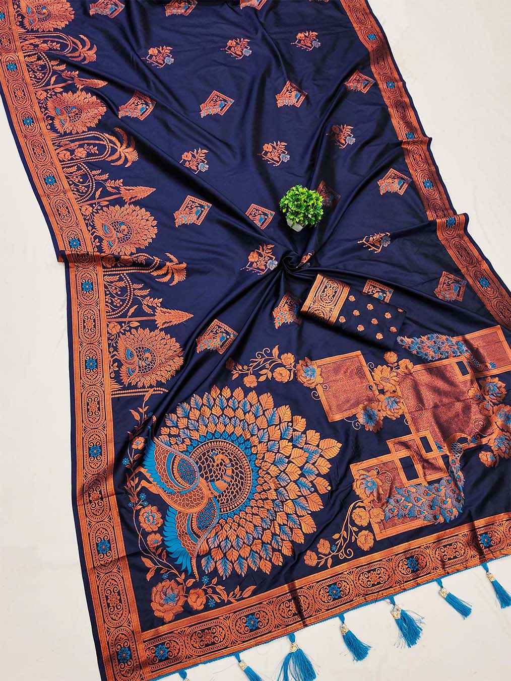 Twirling Navy Blue Paithani Silk Saree With Groovy Blouse Piece