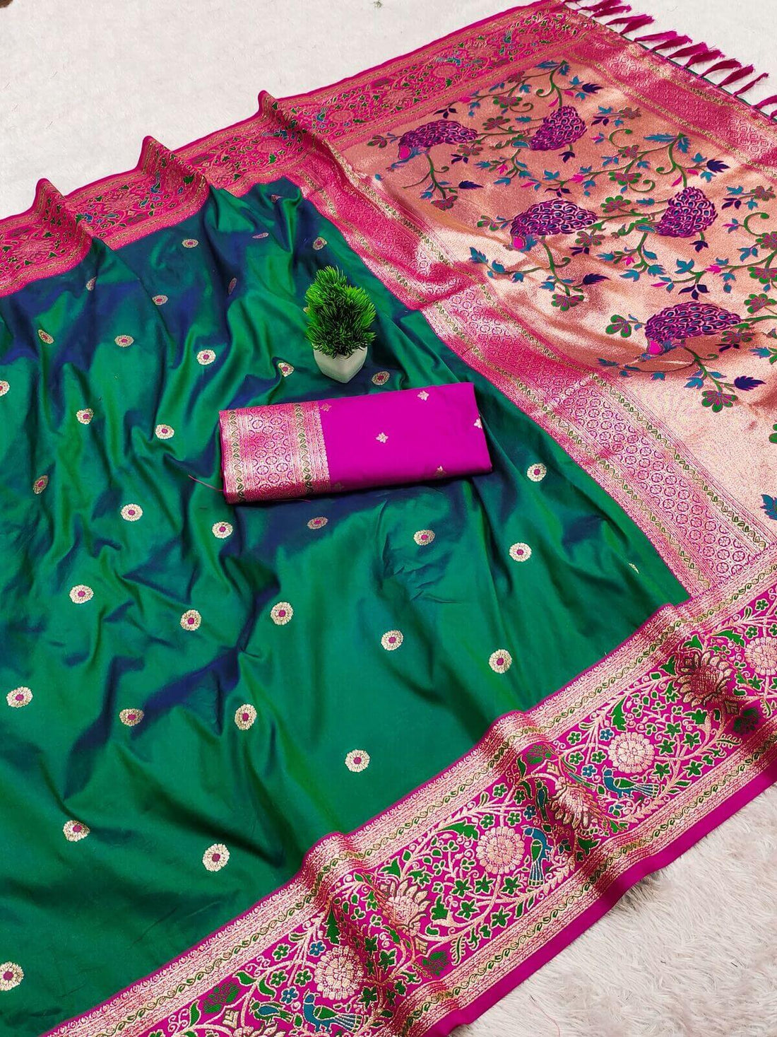 Magnetic Rama Paithani Silk Saree With Prominent Blouse Piece