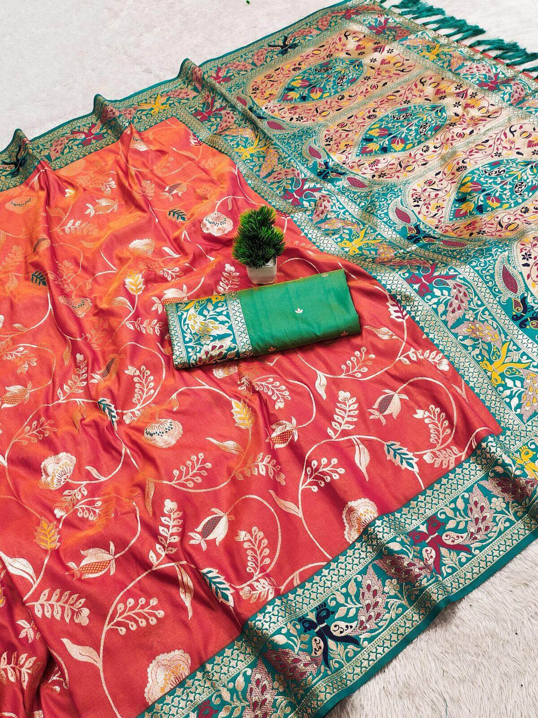 Seraphic Peach Paithani Silk Saree With Adoring Blouse Piece