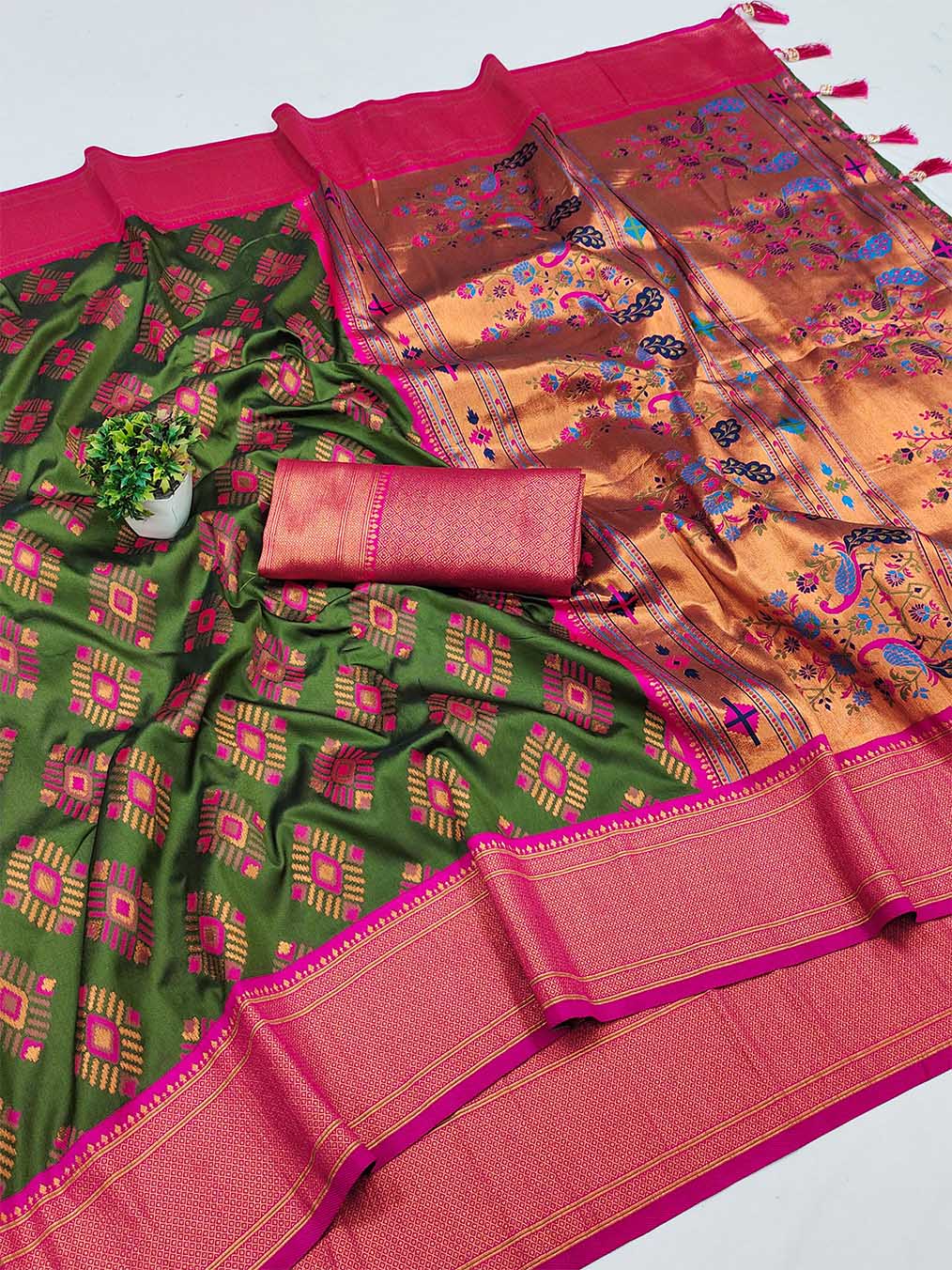 Lovely Green Paithani Silk Saree With Stylish Blouse Piece