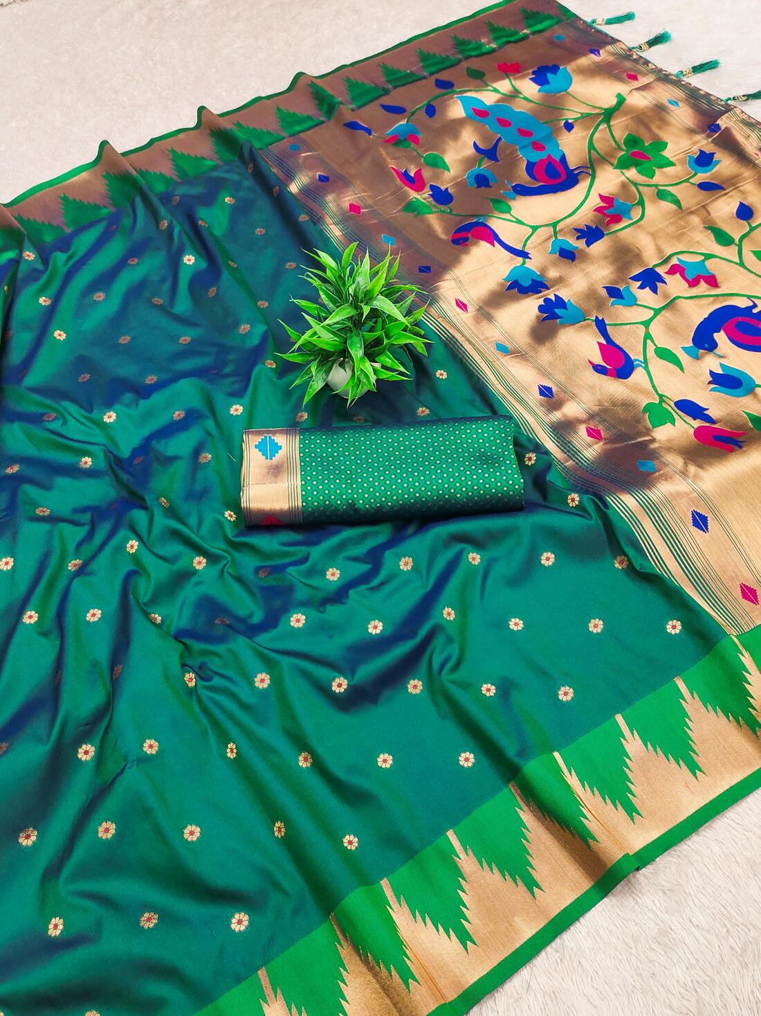 Smashing Rama Paithani Silk Saree With Engrossing Blouse Piece
