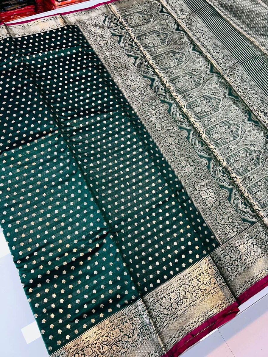 Sumptuous Dark Green Soft Banarasi Silk Saree With Amiable Blouse Piece