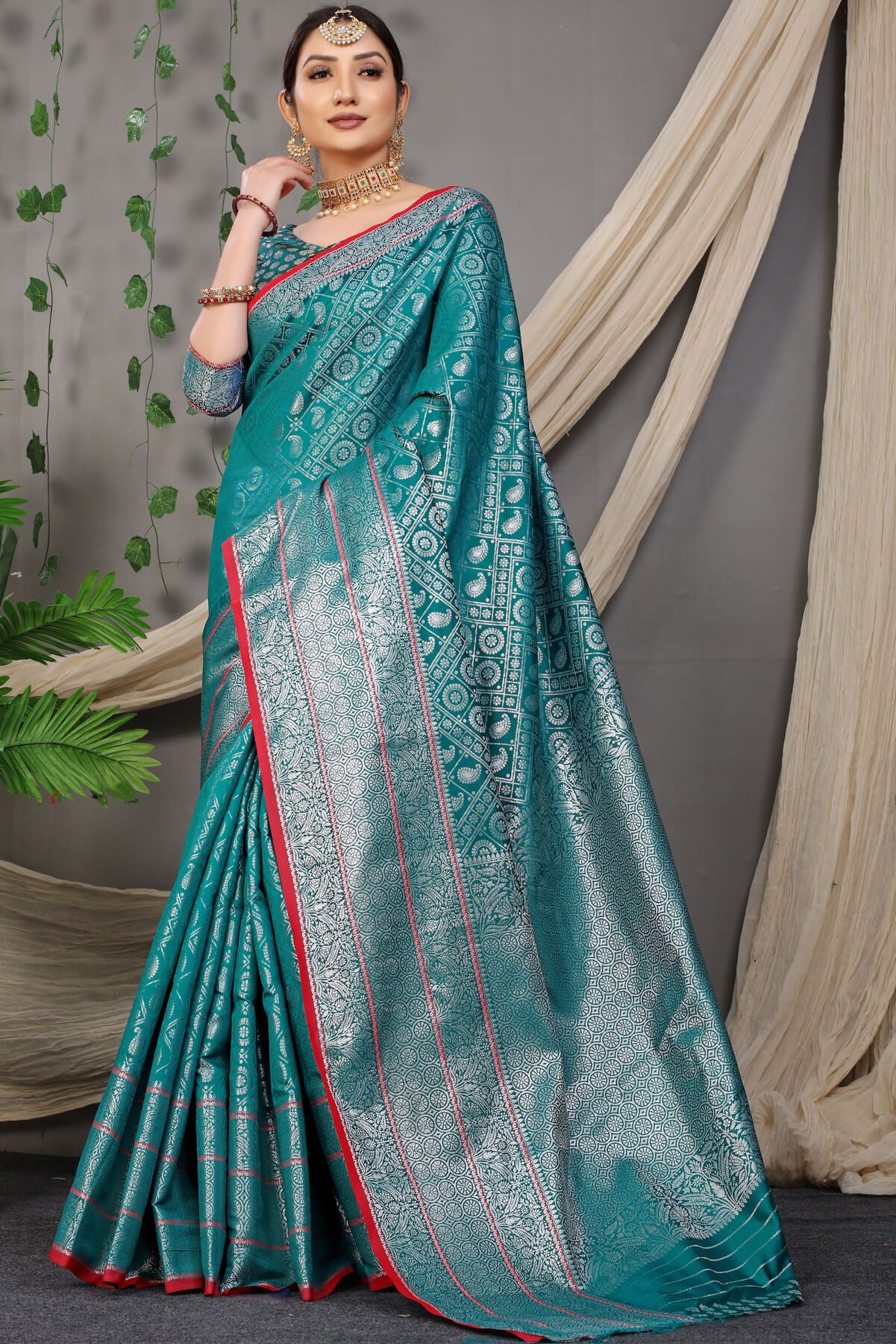 Mellifluous Rama Soft Banarasi Silk Saree With Tempting Blouse Piece
