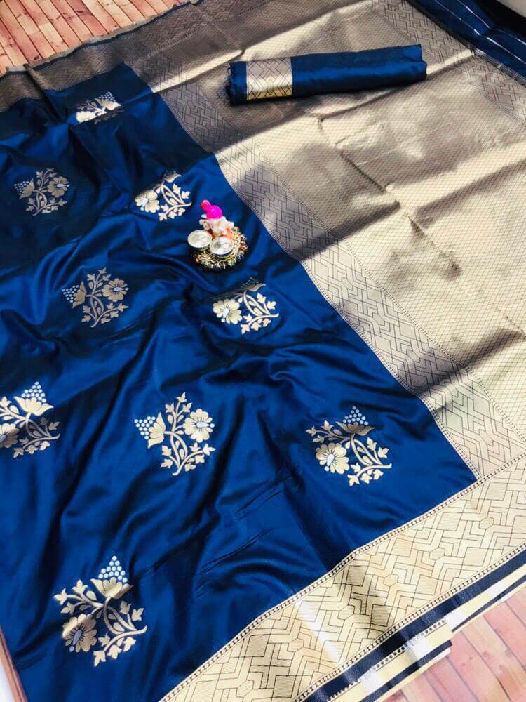 Refreshing Navy Blue Kanjivaram Silk With Arresting Blouse Piece