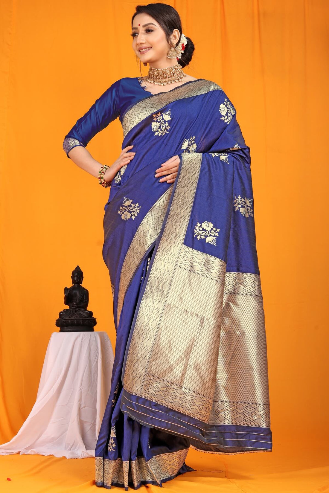 Refreshing Navy Blue Kanjivaram Silk With Arresting Blouse Piece
