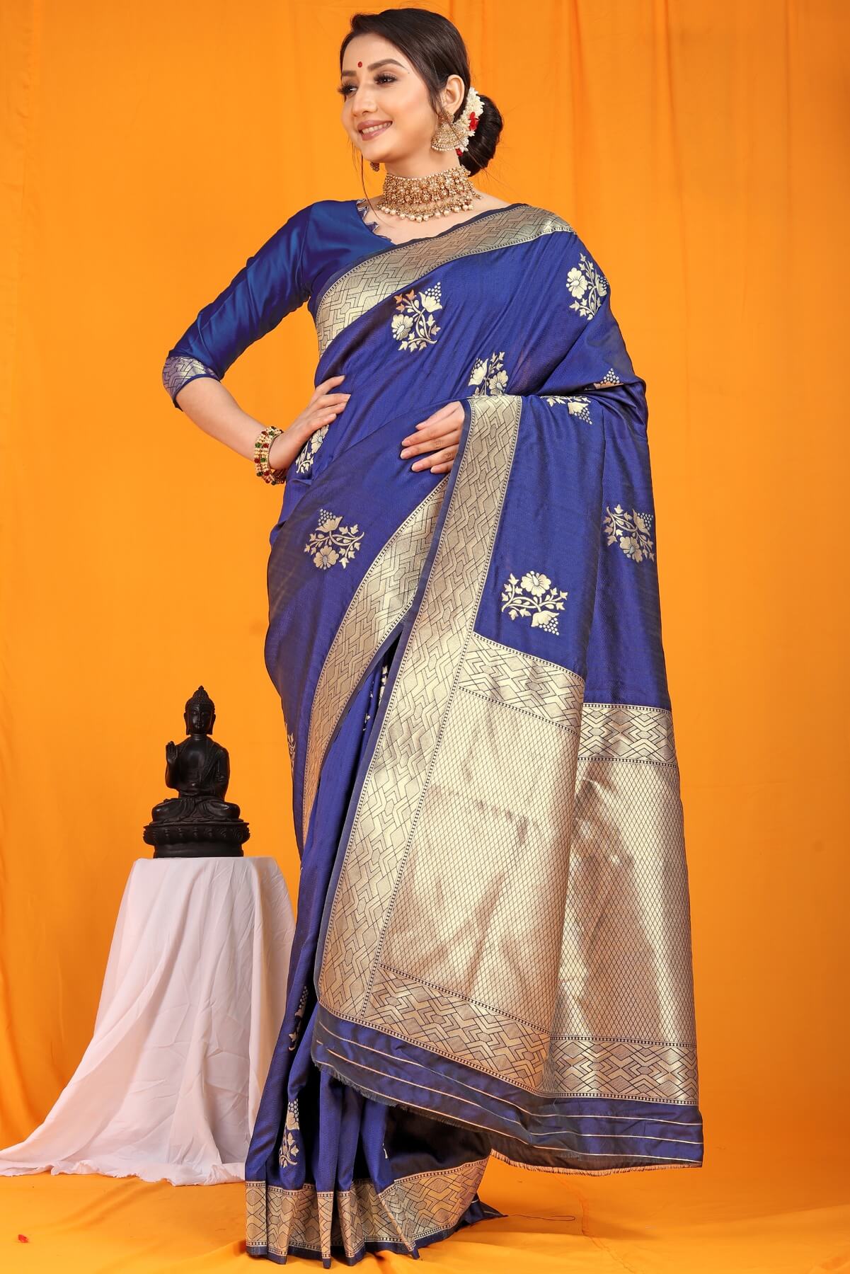 Refreshing Navy Blue Kanjivaram Silk With Arresting Blouse Piece