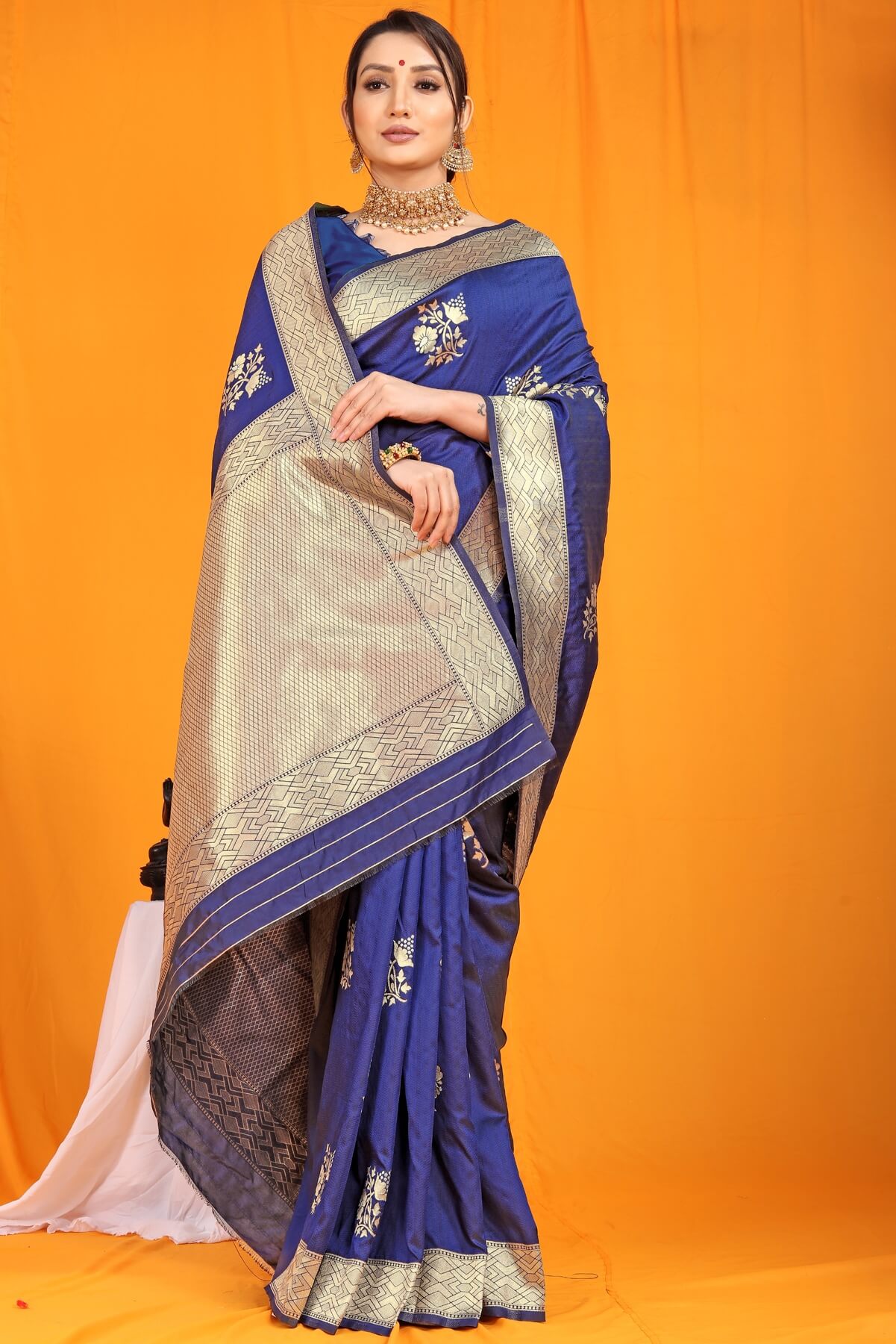 Refreshing Navy Blue Kanjivaram Silk With Arresting Blouse Piece
