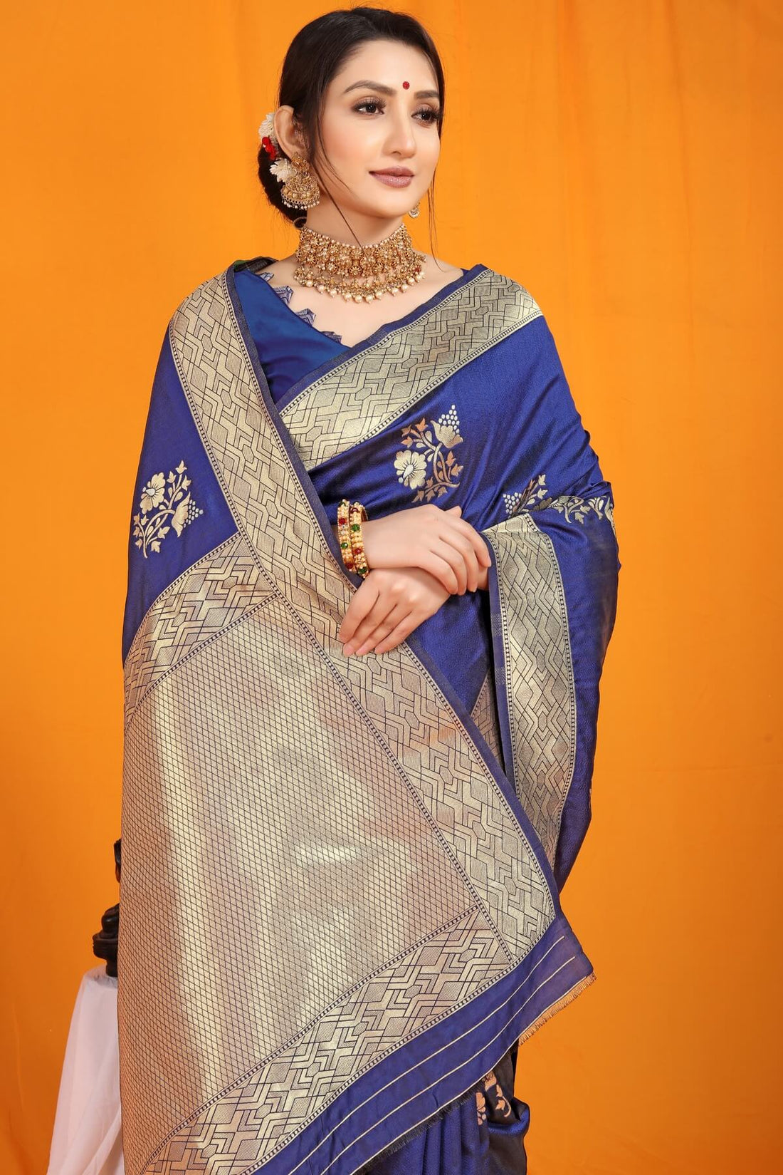 Refreshing Navy Blue Kanjivaram Silk With Arresting Blouse Piece