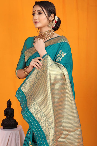Attractive Rama Kanjivaram Silk With Arresting Blouse Piece