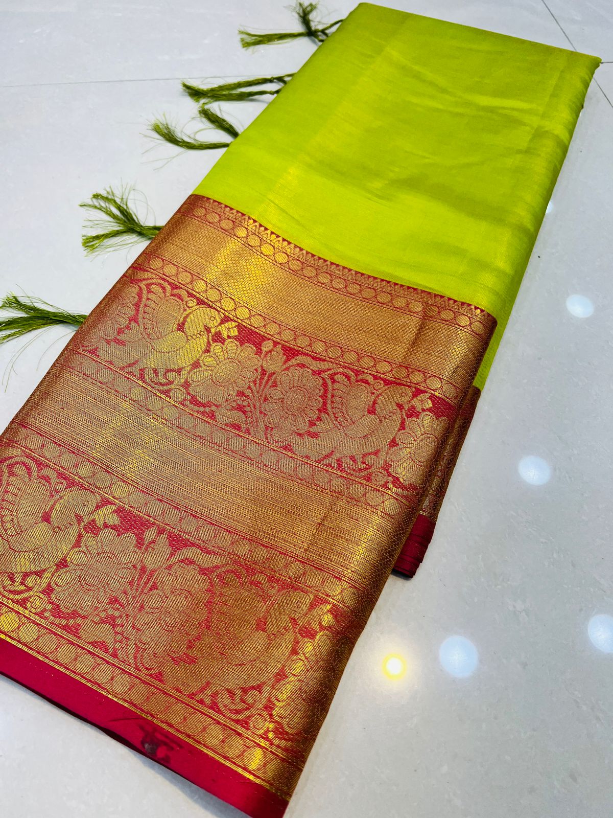 Susurrous Parrot Kanjivaram Silk Saree With Confounding Blouse Piece