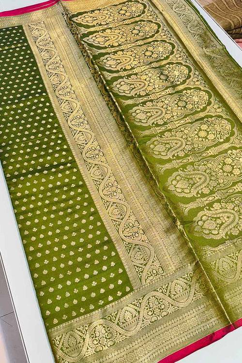 Load image into Gallery viewer, Profuse Green Soft Banarasi Silk Saree With Proficient Blouse
