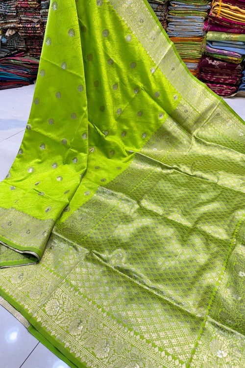 Load image into Gallery viewer, Flamboyant Parrot Soft Banarasi Silk Saree With Entrancing Blouse Piece
