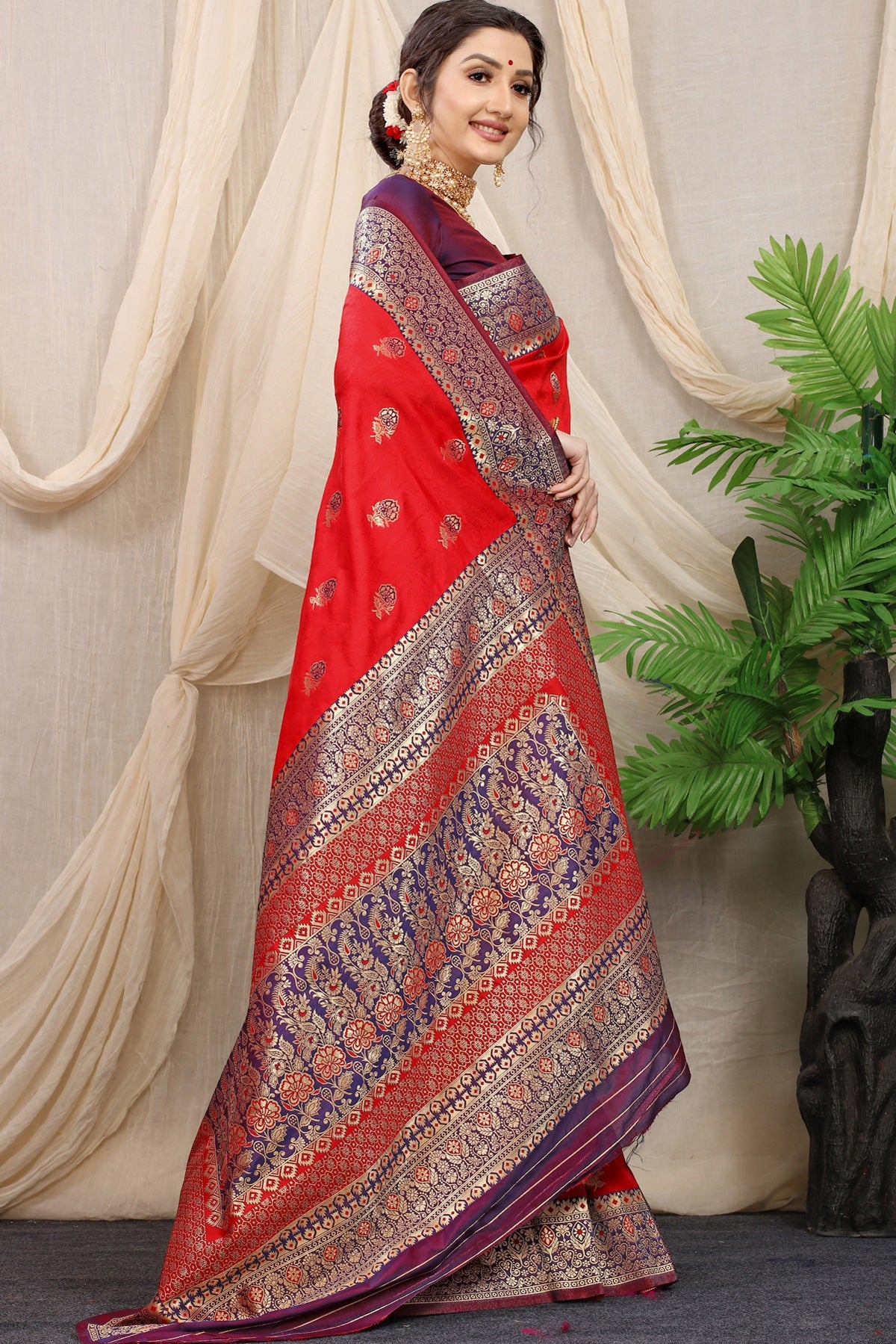 Proficient Red Banarasi Silk Saree With Redolent Blouse Piece