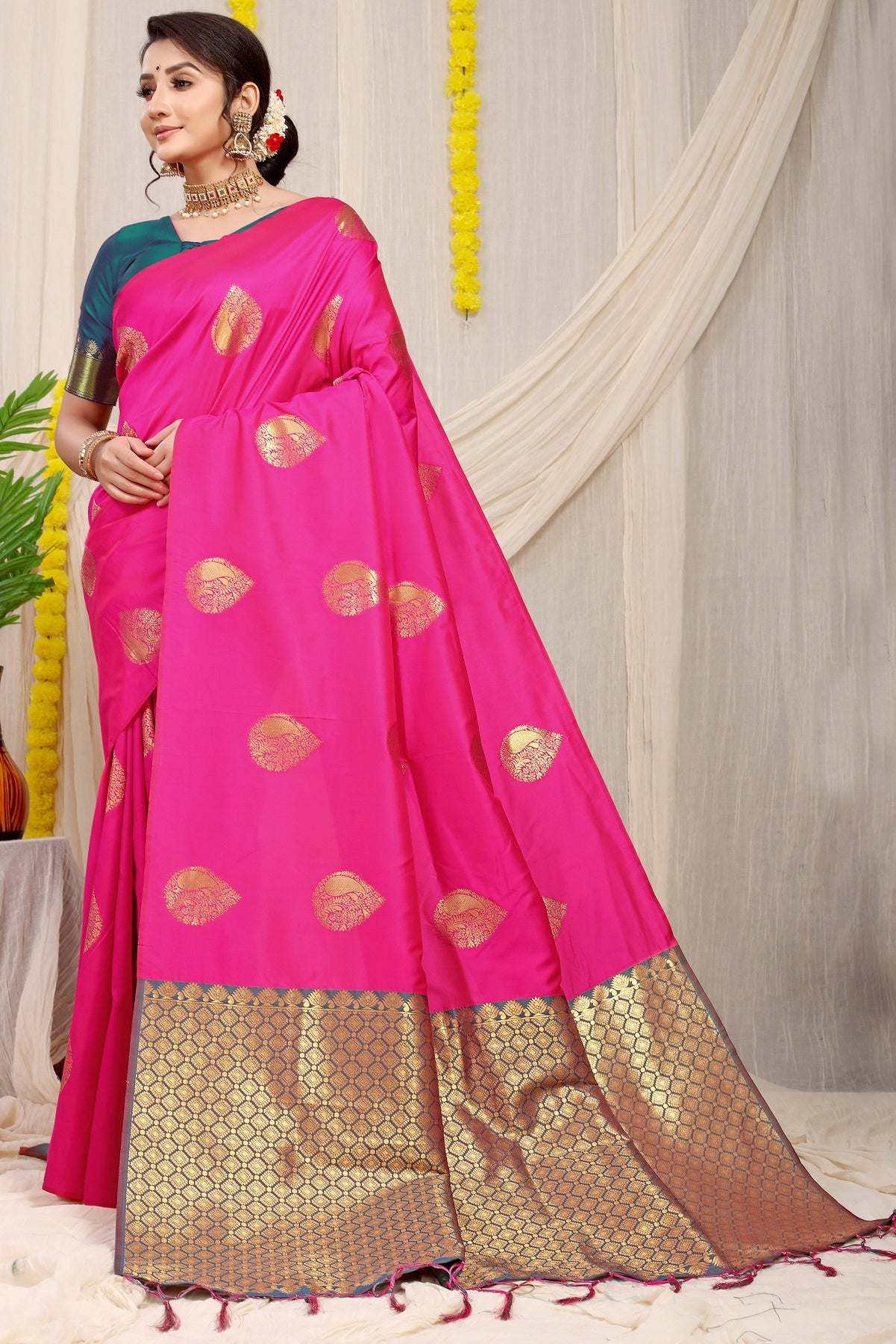 Dazzling Dark Pink Banarasi Silk Saree With Engrossing Blouse Piece