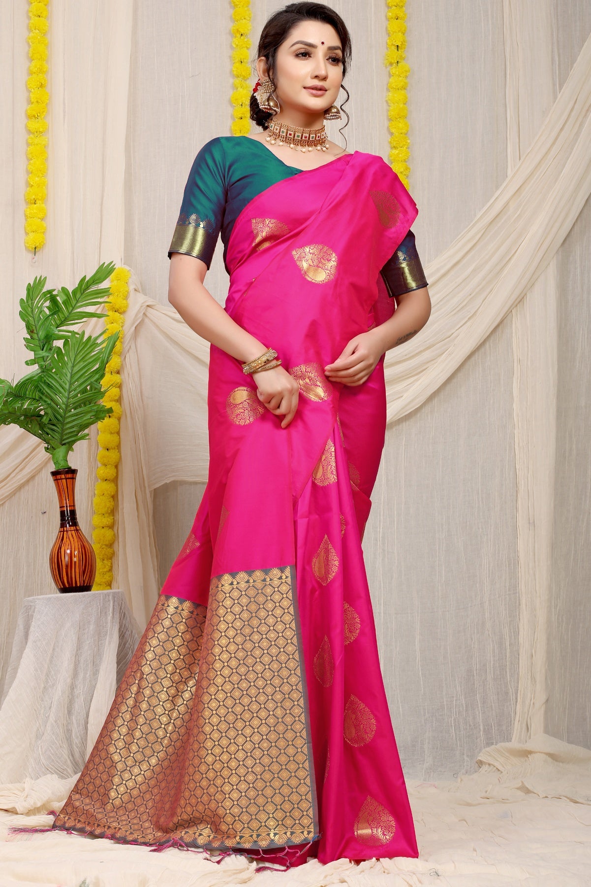Dazzling Dark Pink Banarasi Silk Saree With Engrossing Blouse Piece