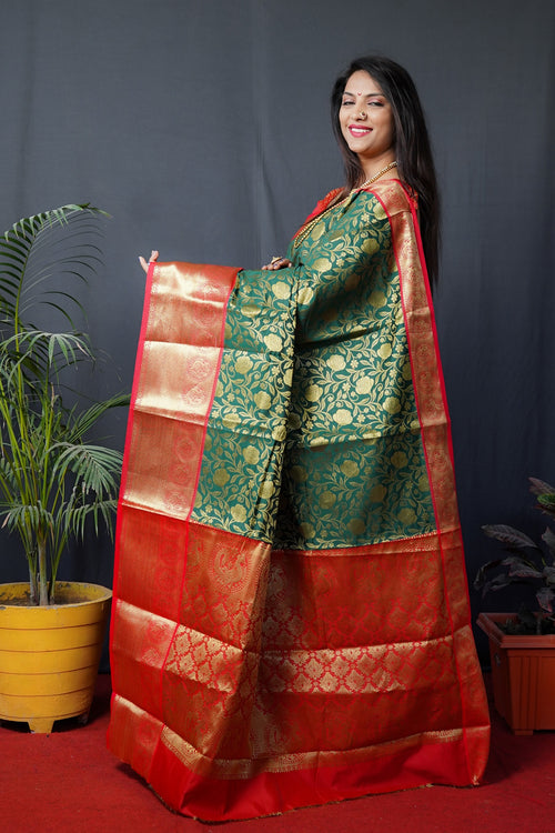 Load image into Gallery viewer, Confounding Green Kanjivaram Silk With Conflate Blouse Piece
