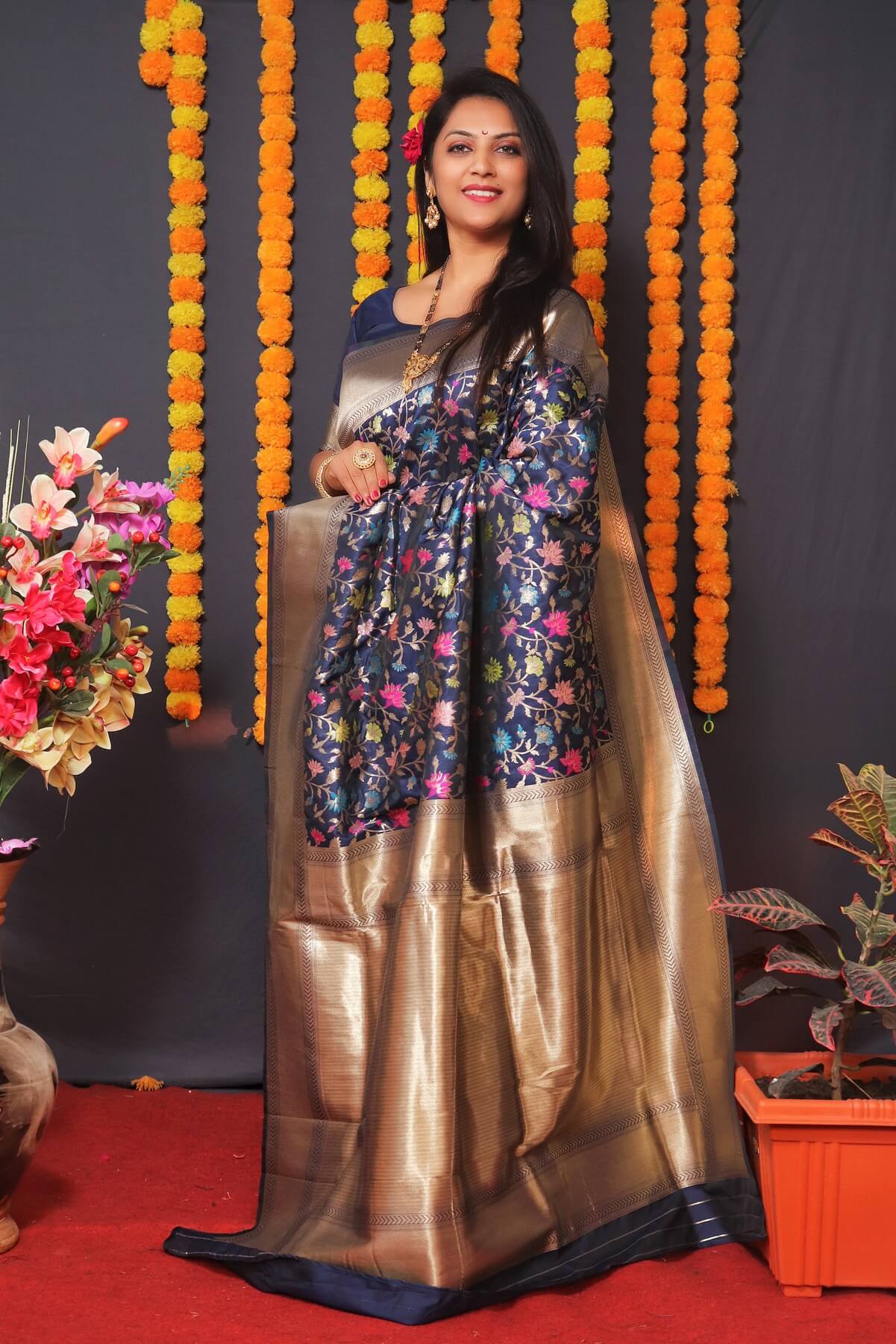 Staring Navy Blue Kanjivaram Silk With Engaging Blouse Piece