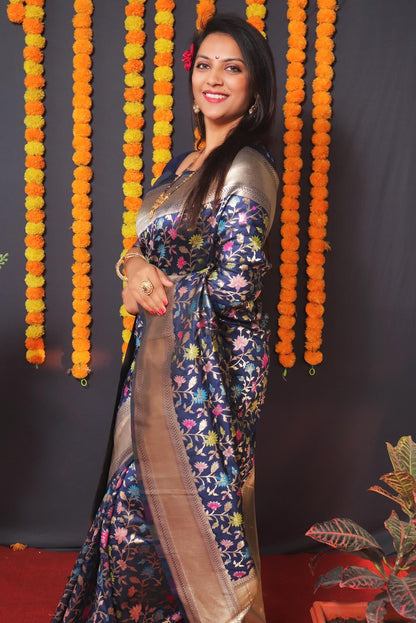 Staring Navy Blue Kanjivaram Silk With Engaging Blouse Piece